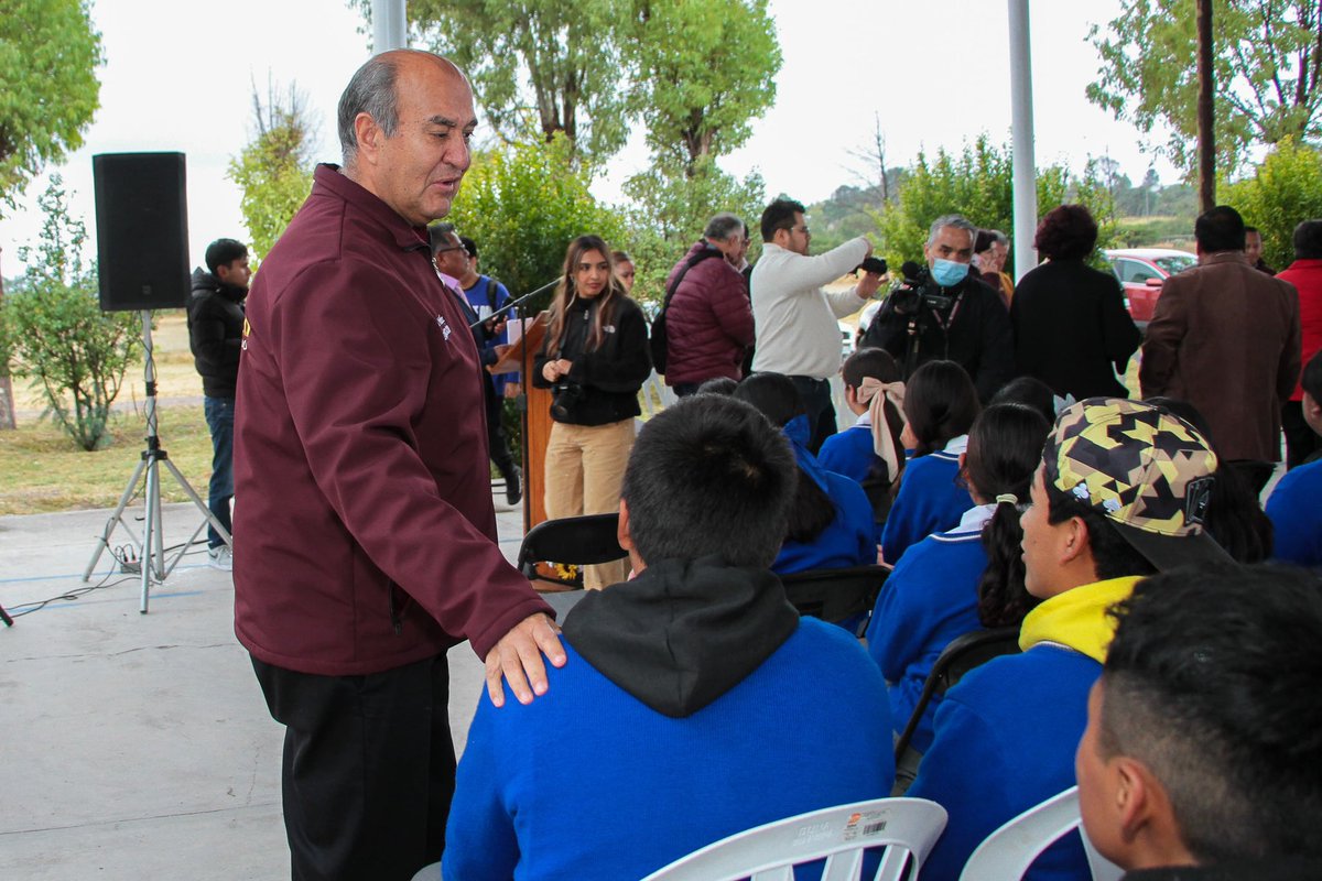Agradezco a la comunidad educativa de la Telesecundaria “Leonardo Ramírez Hernández” en #Actopan, por su cálido recibimiento durante la entrega de obras impulsadas por el gobierno de <a href="/juliomenchaca_/">Julio Menchaca</a>. Estamos convencidos de que invertir en la educación de nuestras niñas, niños,