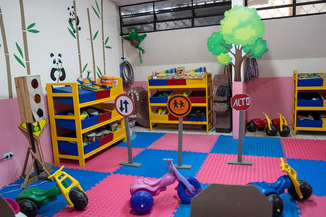 Visitamos el CAI La Terminal, un espacio lleno de risas y aprendizaje. Ver a los pequeños jugando y aprendiendo mientras sus padres trabajan en el mercado es inspirador. Estas guarderías son un apoyo invaluable para las familias trabajadoras de los guatemaltecos.