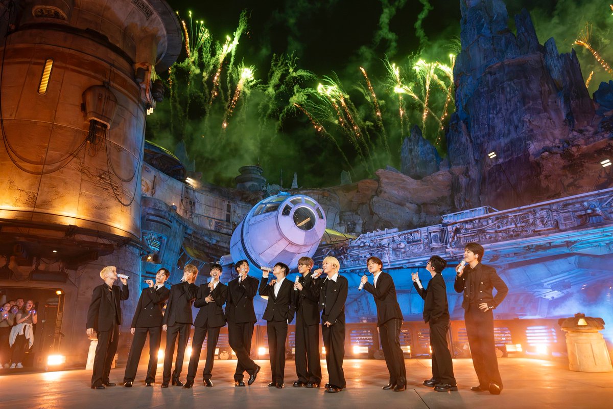 vernonscloud's tweet photo. SEVENTEEN EN DISNEYWORLD!!! 
Y CANTANDO SANTA CLAUS IS COMING TO TOWN!!!! 
OH THEY DID THIS FOR ME!!! 
I’M SO HAPPY 😭❤️🏰 https://t.co/BAYzx18MYM