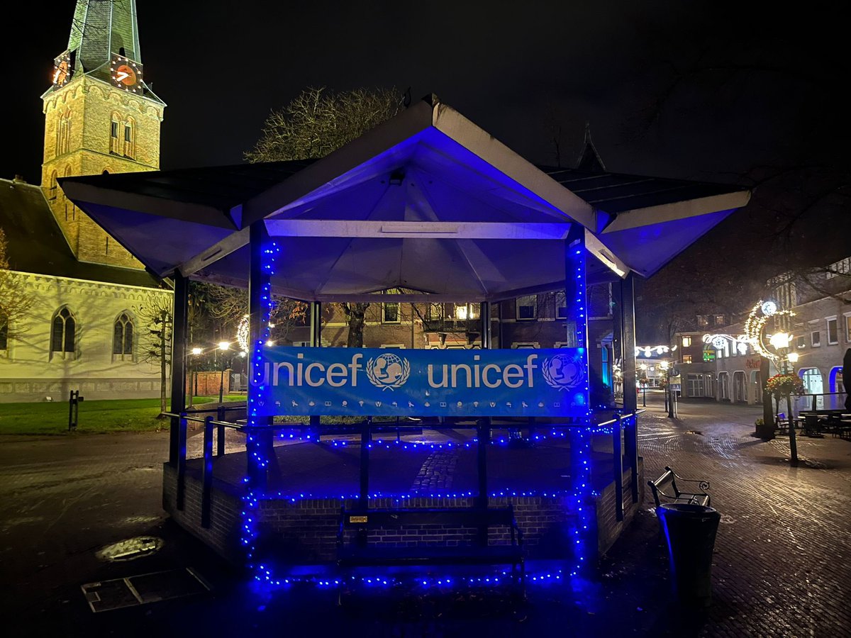 Vandaag World Children’s Day. Een belangrijke wereldwijde campagne van <a href="/UNICEF/">UNICEF</a>. Leerlingen van <a href="/waldheimmavo/">Waldheim</a> hebben hun “Lichtpuntjes” voor een betere wereld voor kinderen aan o.a. mij overhandigd. Vanavond een blauw lichtpuntje achter mijn raam en onze muziektent in blauw licht