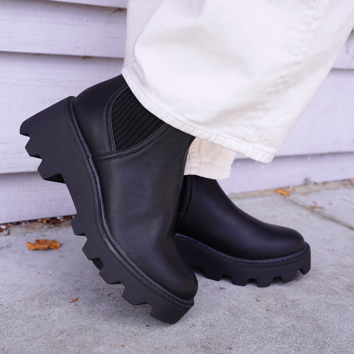 HouserShoes's tweet image. The DV Women's Villa boots in black are here for your everyday style! Perfectly versatile and effortlessly chic.

Shop Now: bit.ly/48DGrW9

#FallEssentials #DVWomen #BootLovers #ChicAndSimple