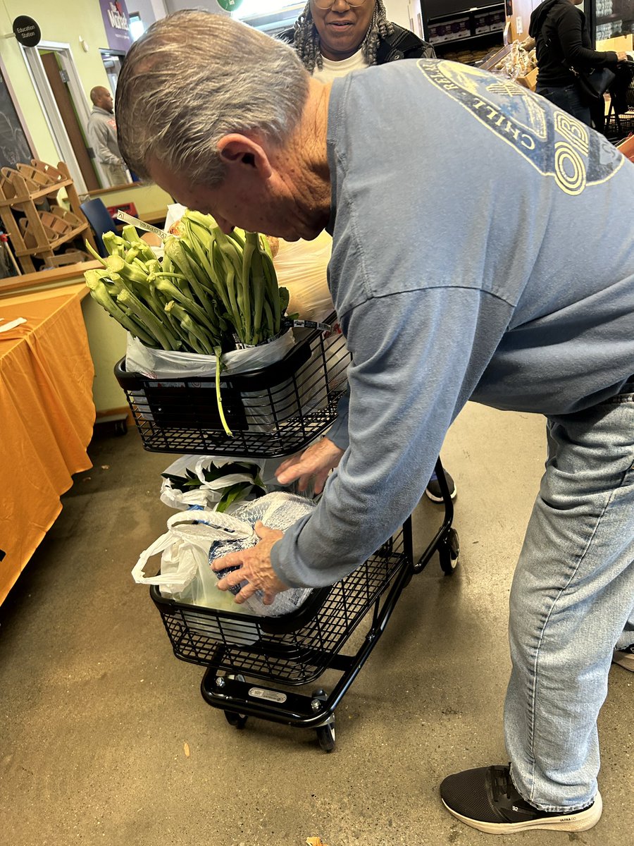Distributing turkeys &amp; meals to our neighbors in time for the holiday season today at <a href="/PghFoodBank/">Greater Pittsburgh Community Food Bank</a>.

Thanks to President &amp; CEO, Lisa Scales, for honoring me with the “Anti-Hunger Champion” award while we were there.

Learn how you can help the community➡️  pittsburghfoodbank.org/get-involved/o…