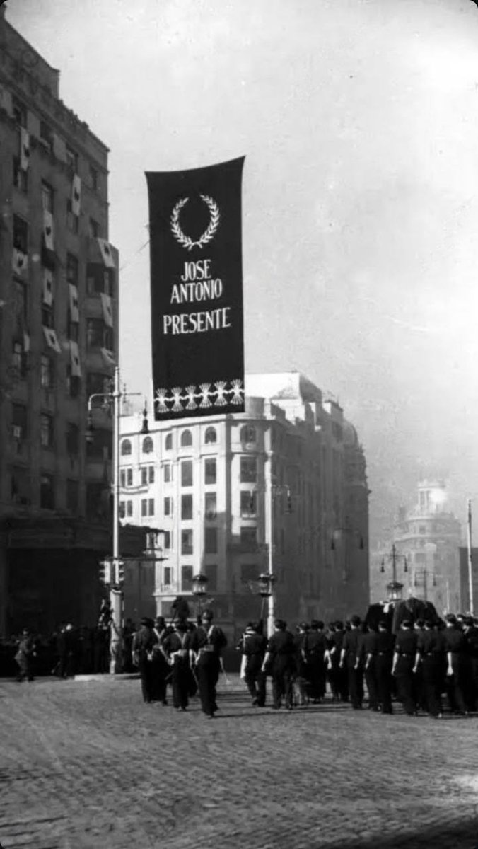 Há 88 anos, a 20 de Novembro de 1936, caía honradamente José António Primo de Rivera, líder e fundador do movimento político Falange Espanhola, fuzilado por forças republicanas. 
t.me/almaportugueza…