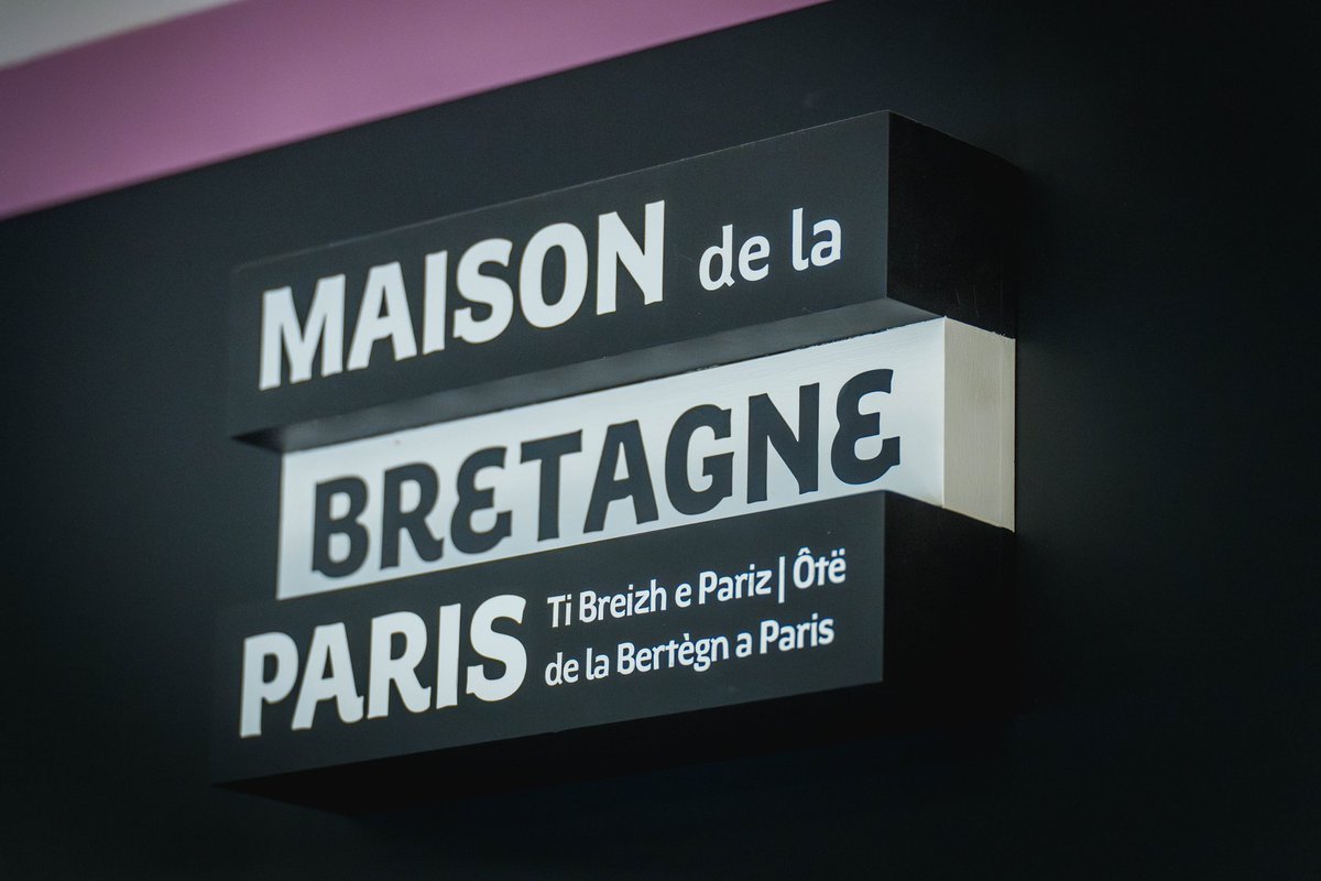 LoigCG's tweet photo. En marge du congrès des maires, j’ai eu le plaisir d’accueillir les élus bretons à la Maison de la Bretagne à Paris. Toutes et tous, engagés au service des Bretonnes et des Bretons,au service de la République. Malgré les défis (nombreux !),une des plus belles missions qui soient. https://t.co/uuwdrKQg8j