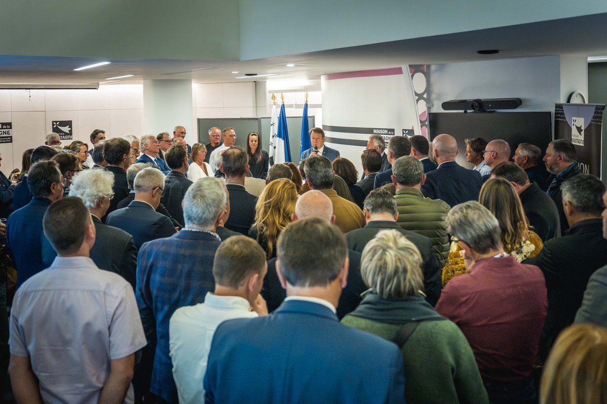 LoigCG's tweet photo. En marge du congrès des maires, j’ai eu le plaisir d’accueillir les élus bretons à la Maison de la Bretagne à Paris. Toutes et tous, engagés au service des Bretonnes et des Bretons,au service de la République. Malgré les défis (nombreux !),une des plus belles missions qui soient. https://t.co/uuwdrKQg8j