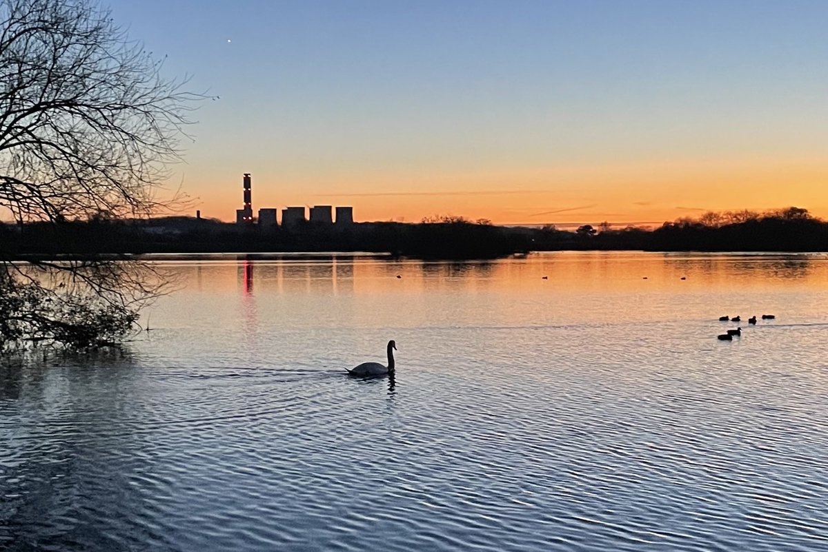 Stephinnotts's tweet image. Here’s @AttenboroughNR⁩ looking beautiful and serene on a crisp evening walk earlier #LoveNotts