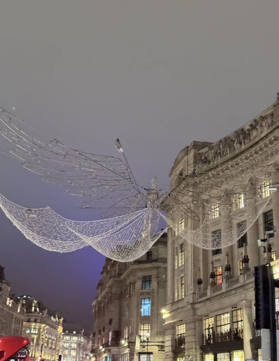 Shay44054158's tweet photo. London enters winter time and the clock will be set back one hour https://t.co/llwHUJe45m