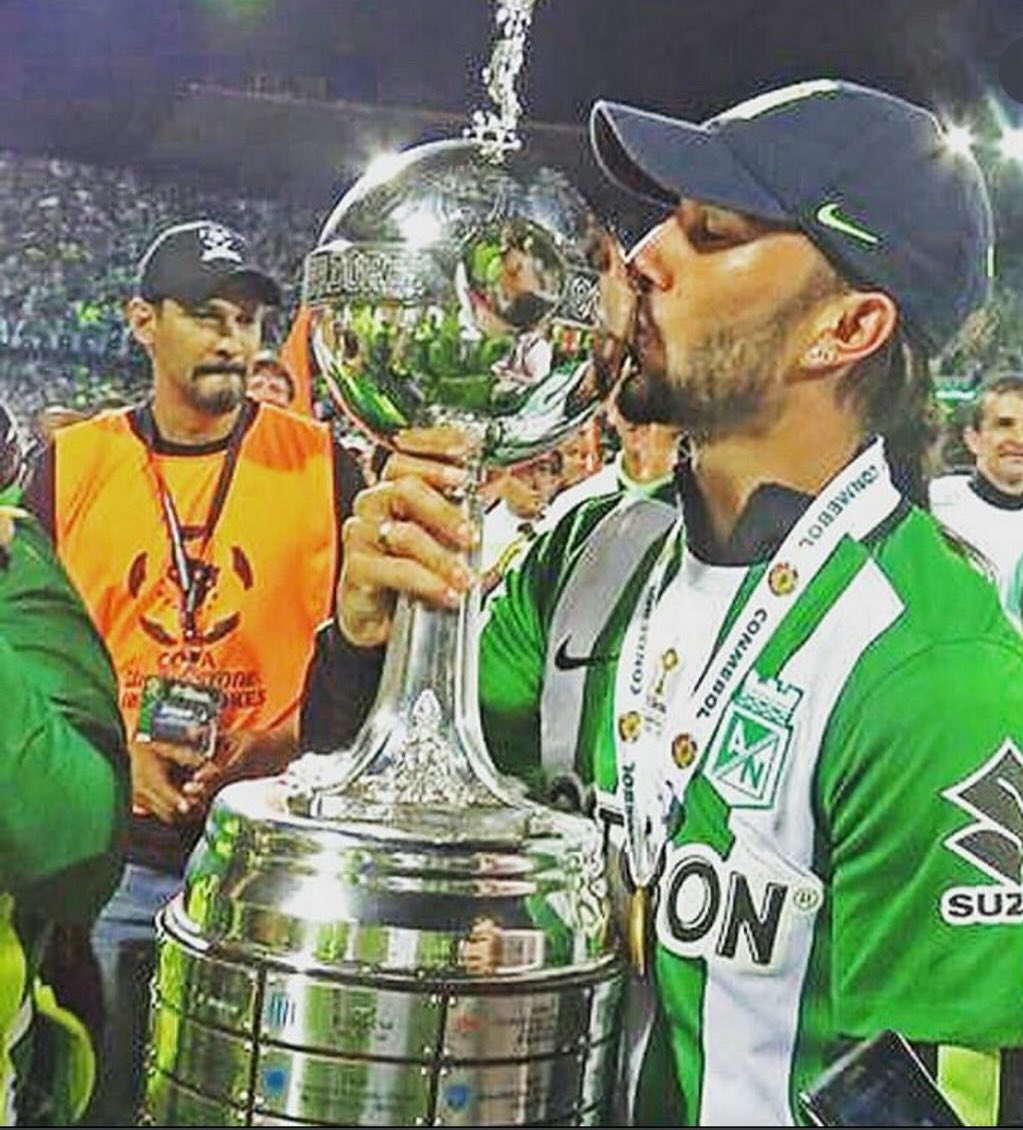 jperezc9's tweet photo. Quiten los besos a los escudos si quieren, pero besar esta no lo pueden quitar. https://t.co/QfTasgYkng