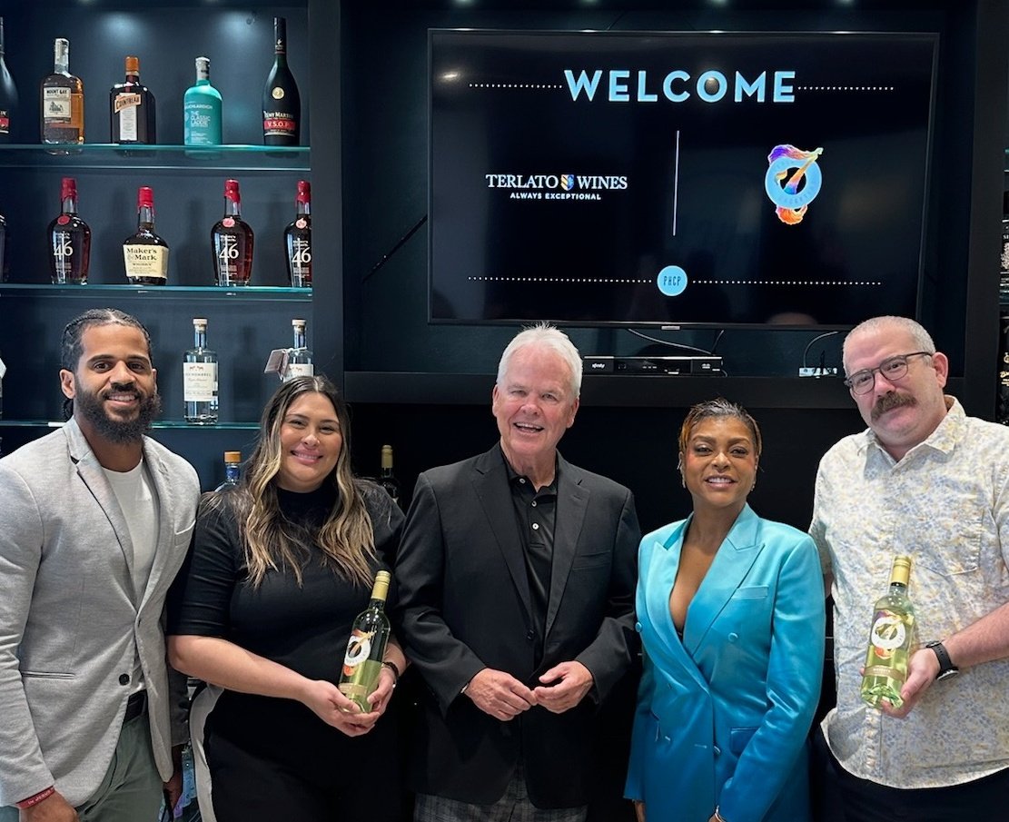 Baseball_Moods's tweet photo. When @tarajiphenson stops by the office for a meeting, it's time to book flights home and clear the schedule.
A gorgeous launch of the rebranded "7 Daughters Moscato" led by Taraji's creative direction.
#TeamPHCP #ClientLove #Blessed https://t.co/aPKJaTGY9L