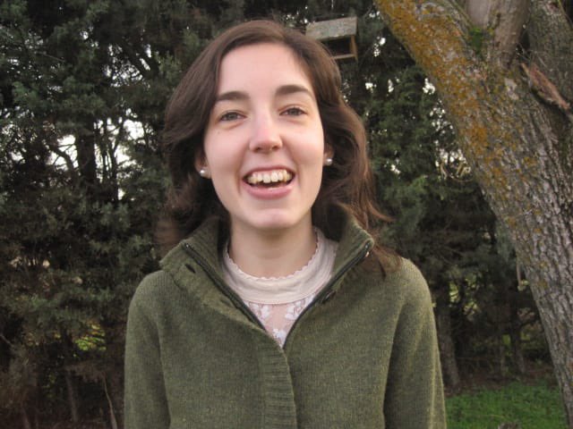 Elena Calero Baamonde era una joven normal, que participaba con entusiasmo en el grupo de jóvenes de su parroquia.

Afrontó de forma admirable una leucemia que se la llevó al cielo con 23 años en 2014.

Hoy se cumple 10 años de su fallecimiento.

🧵Hilo con su historia ⬇️