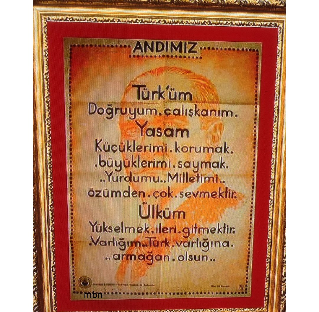 این تابلو "سوگند دانش آموزی" نام داره که همه‌ی دانش آموزان ترکیه را حدود ۹۰ سال مجبور به خواندش کرده‌اند (تاکید می‌کنم ؛ همه‌ی دانش آموزان را) 
بخشی از ترجمه ؛ 
من ترک هستم
من صادق هستم
وجود من متعلق به وجود ترکی است
پ.ن: فاشیسم در ترکیه لنگ میندازه