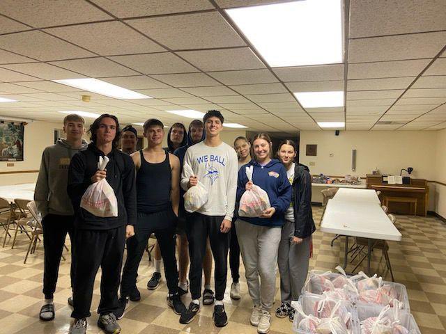 WLU_XCTF's tweet photo. The “Gold “ team freshman took the time to give back back to the children at West Liberty Elementary. We packed 30 boxes for those who are in need!  #toppersontop 🐻‼️ https://t.co/IQIlReZVLF