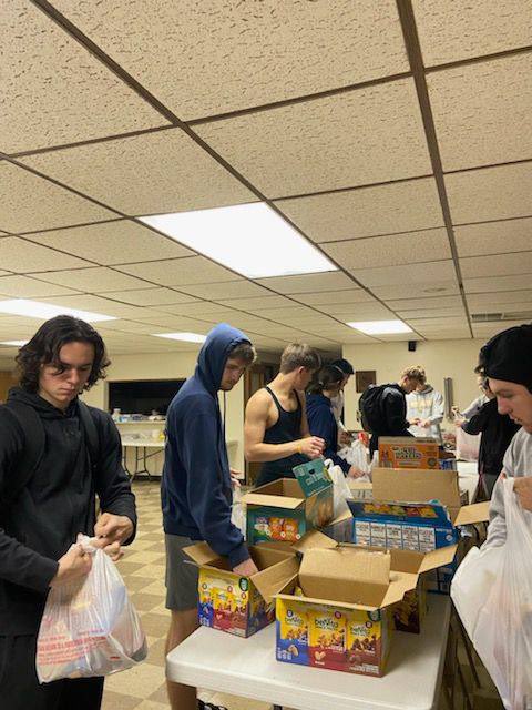 WLU_XCTF's tweet photo. The “Gold “ team freshman took the time to give back back to the children at West Liberty Elementary. We packed 30 boxes for those who are in need!  #toppersontop 🐻‼️ https://t.co/IQIlReZVLF