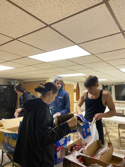 WLU_XCTF's tweet photo. The “Gold “ team freshman took the time to give back back to the children at West Liberty Elementary. We packed 30 boxes for those who are in need!  #toppersontop 🐻‼️ https://t.co/IQIlReZVLF