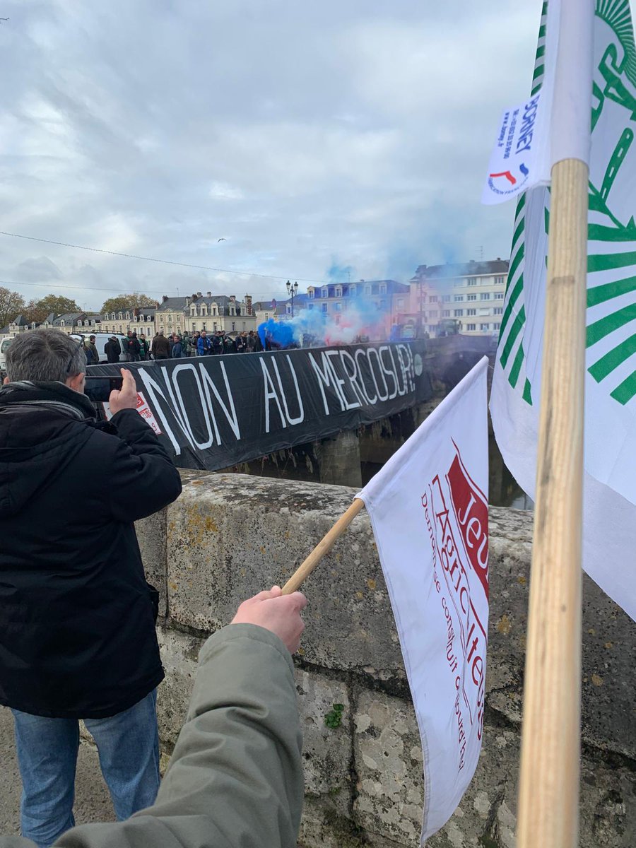 Sur le terrain au côté de <a href="/JeunesAgri49/">JeunesAgriculteurs49</a> &amp; la <a href="/fdsea49/">FDSEA 49</a> pour dire non au #MERCOSUR
C’est un enjeu de #Souveraineté et de cohérence mais + encore, un enjeu de société ! Voulons nous demain comme #alimentation : du poulet aux hormones dans nos assiettes? 
Nous restons mobilisés !