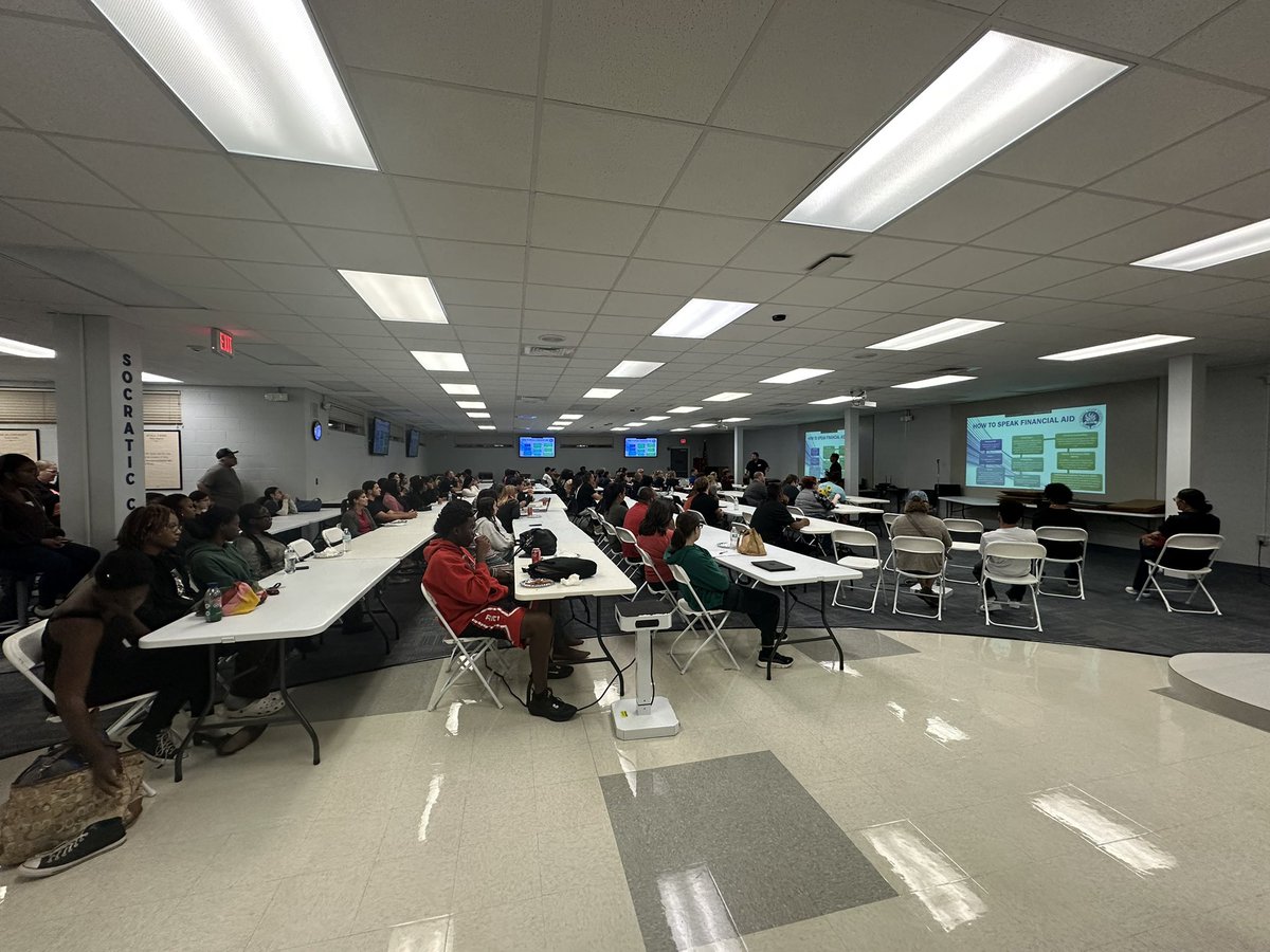 📢 AN AMAZING TURNOUT for our Family Financial Aid Night <a href="/DHSHappenings/">Deltona High School Happenings</a> in partnership with Daytona State College 💙 Over 60 students and their families were present to hear all about Financial Aid 101!!! The future is bright on Wolf Pack Run!!! #Classof2025
