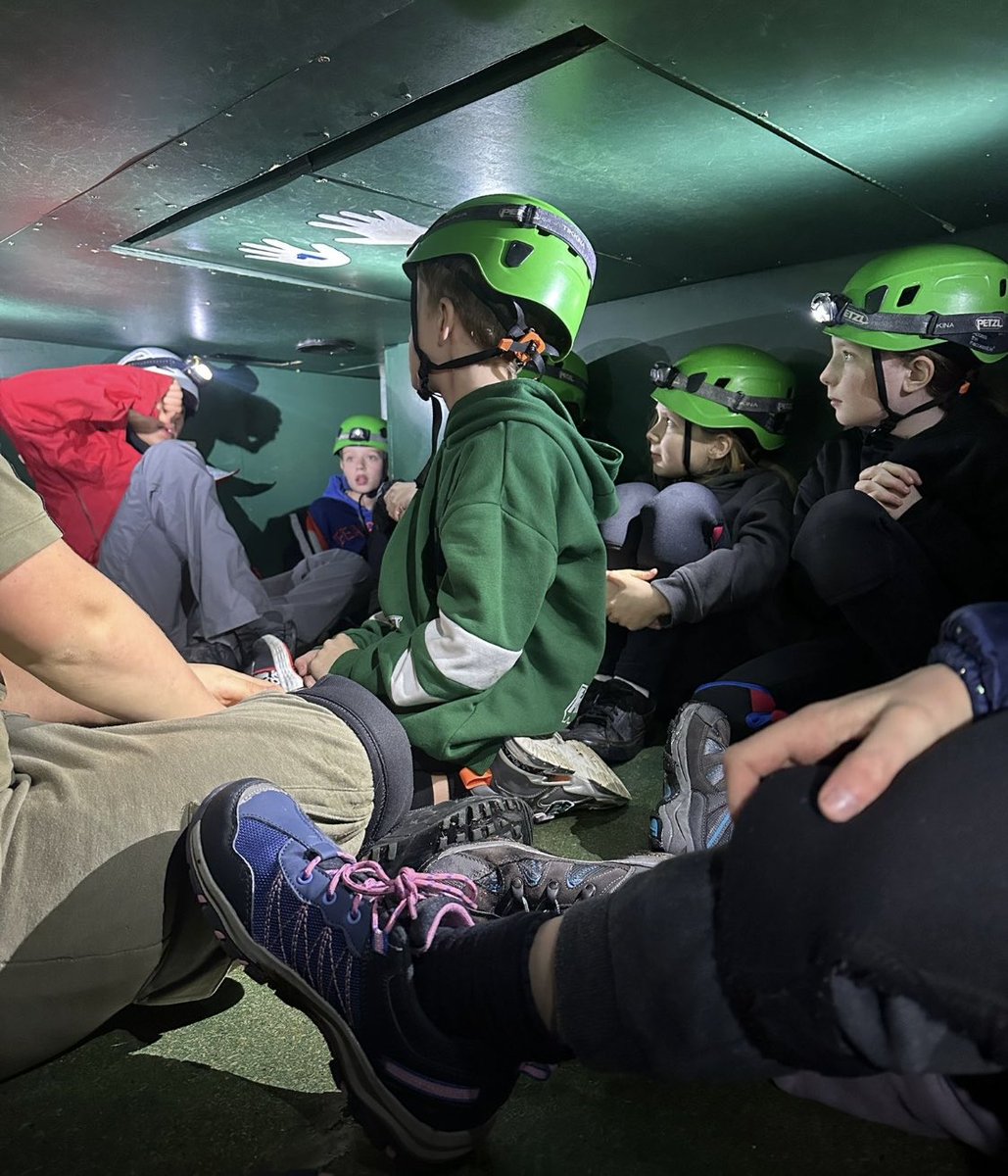 Residential rocks as we explore the caves. 🪨🪨