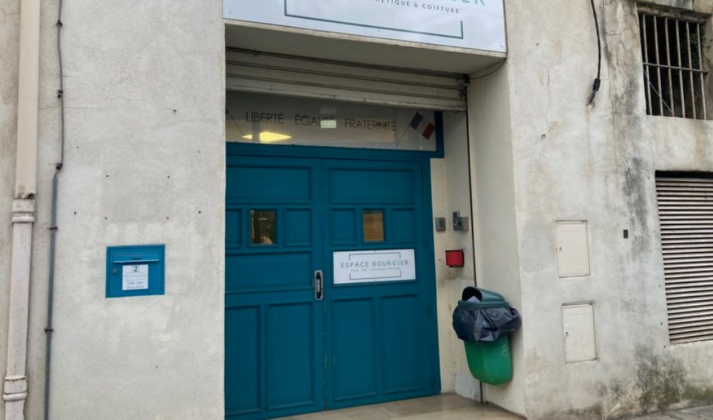 F_Desouche's tweet photo. Nîmes (30) : une quinzaine de jeunes s’introduisent de force dans un lycée afin de s'en prendre à un élève ; la panique gagne les lieux, des professeurs sont bousculés et un autre lycéen se fait tabasser par erreur…
 https://t.co/k4jrfNiwdp https://t.co/xVBNosXANy