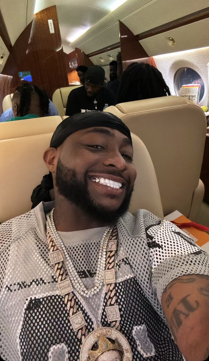 Bigg_OSE's tweet photo. Happy 32 birthday 001🎊👑❤️

#davido https://t.co/6RaEAh8t4V