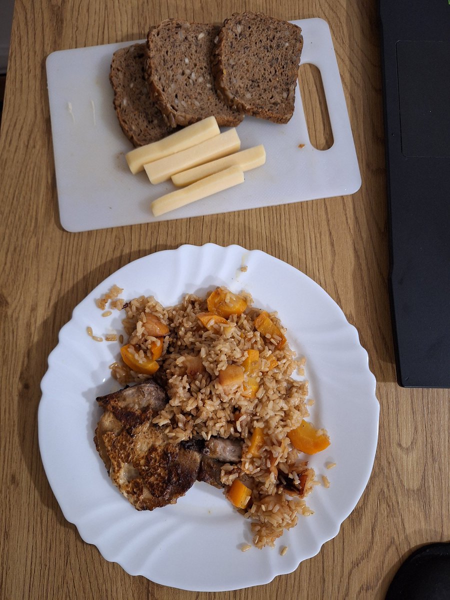 PaulAndJet's tweet image. #ЕдимДома
На ужин плов из риса цельного с морковью и айвой, свинина жареная корейка,  хлеб с сыром