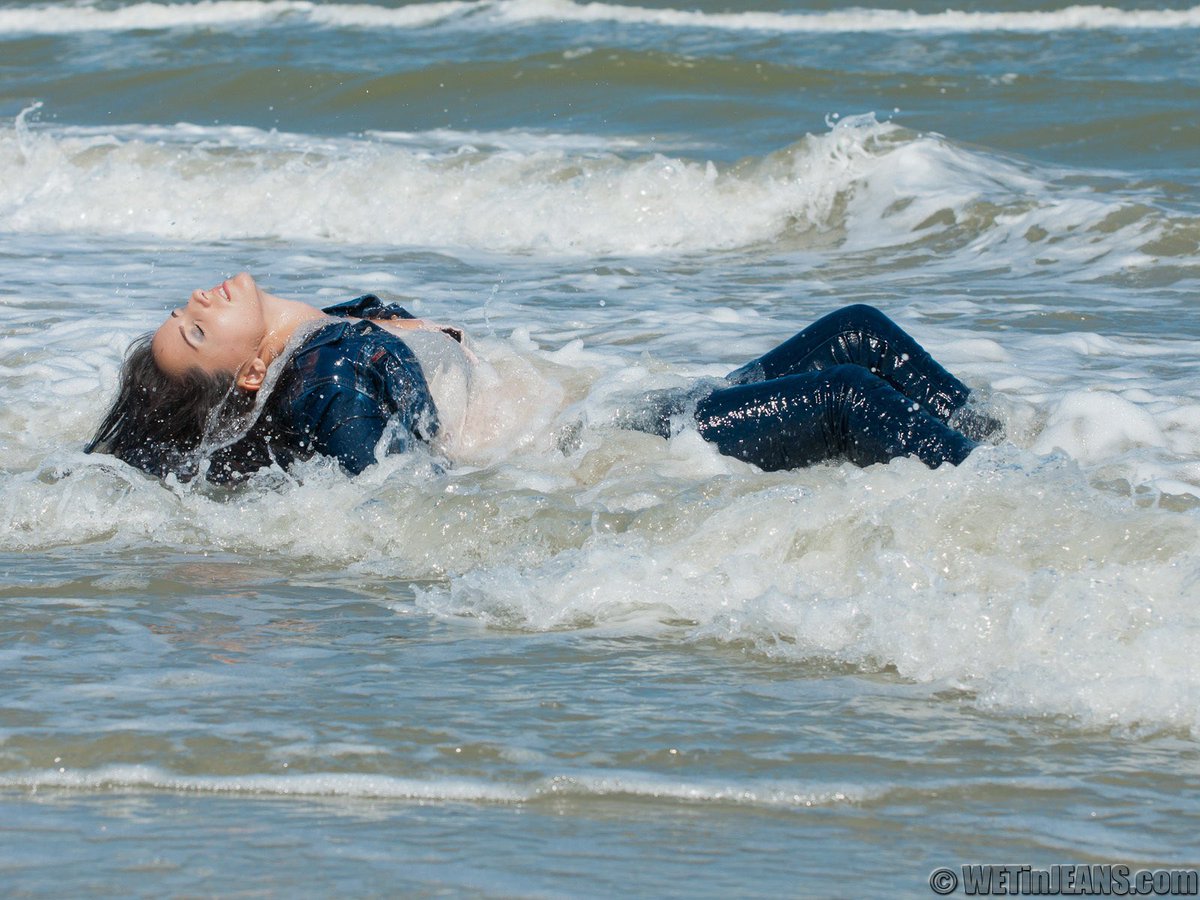 eurowam's tweet photo. Hi everyone! 😍
New on https://t.co/pxfR7Yo7RA!
https://t.co/Qwyy206Vbc
Andreea is enjoying herself at the seaside, wearing a denim outfit and high heels with nylon socks. Enjoy watching her! 😉 #wetlook #wet #wetlookgirl #wetjeans #wethair #wamtv #wetlookinsea #wetfun https://t.co/EOezAiNLTi