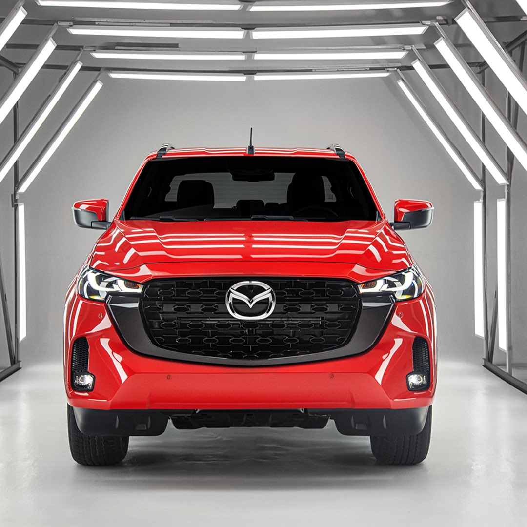 autodinamicomx's tweet photo. ~@MazdaOficial BT-50 2025 ya está disponible en preventa. Con un motor diésel turbo de 3.0 litros y 190 hp, ofrece tracción 4x4, caja reductora y bloqueo de diferencial trasero. Las entregas iniciarán en los primeros meses de 2025 y puede apartarse en el sitio oficial…🛻🇯🇵 https://t.co/aglLLNpQEl