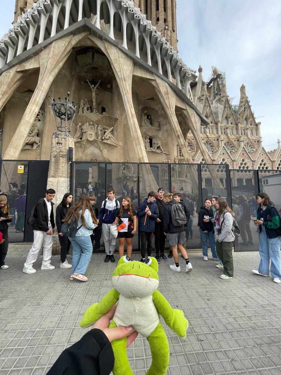CCanterane's tweet photo. Aujourd’hui, les collégiens de Canterane ont visité la Sagrada Familia avec Ranita. Que de beaux souvenirs! @EUErasmusPlus @ies_carrasco https://t.co/IMIdwIeCCN