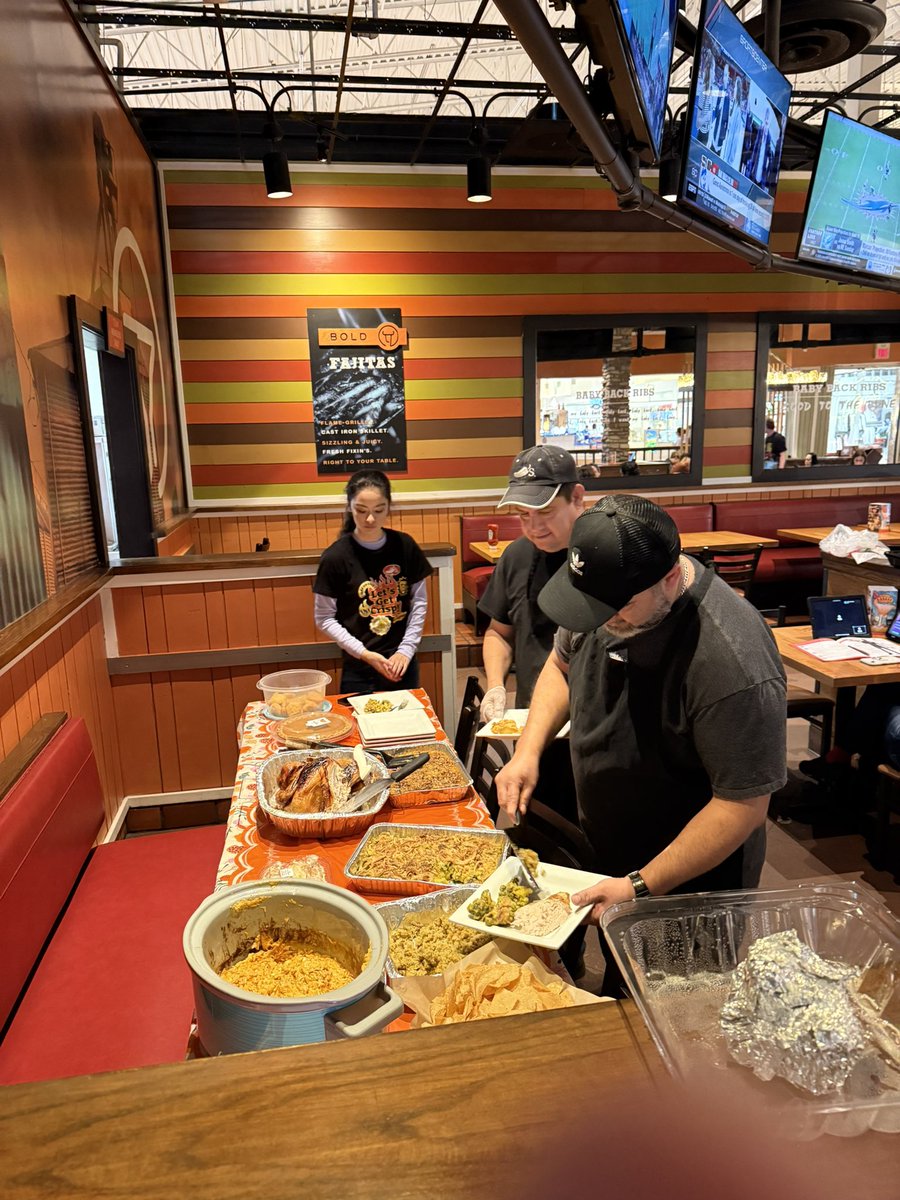 Grapevine Mills celebrating the upcoming holidays with a little Friendsgiving celebration.  #chilislove. #chilispurpose