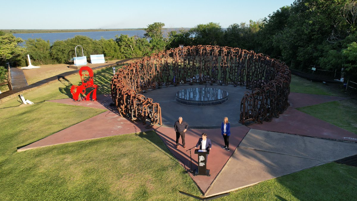 Me llena de alegría ver que la soberanía, con todo su significado, es una fibra sensible y tan importante para nuestro pueblo, digan lo que digan y hagan lo que hagan los vendepatria que nos gobiernan. Acá estamos en San Pedro, plantando las banderas bonaerense y argentina bien