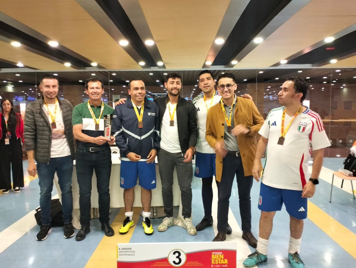 ServicioCivilD's tweet image. Hoy vivimos una jornada llena de adrenalina en la final masculina de fútbol en los X Juegos Deportivos Distritales el #PoderDelBienestar
Así quedó el podio:
🥇 @Educacionbogota 
🥈 @SectorSalud 
🥉 @personeriabta 
¡Talento, deporte y bienestar!
#BogotáMiCiudadMiCasa 💛❤️