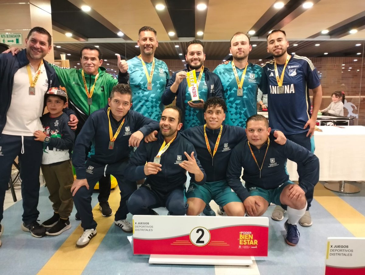 ServicioCivilD's tweet image. Hoy vivimos una jornada llena de adrenalina en la final masculina de fútbol en los X Juegos Deportivos Distritales el #PoderDelBienestar
Así quedó el podio:
🥇 @Educacionbogota 
🥈 @SectorSalud 
🥉 @personeriabta 
¡Talento, deporte y bienestar!
#BogotáMiCiudadMiCasa 💛❤️