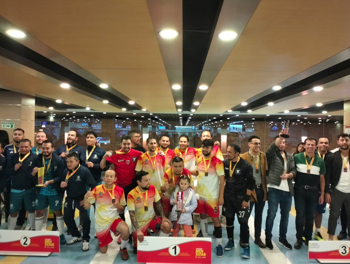 ServicioCivilD's tweet image. Hoy vivimos una jornada llena de adrenalina en la final masculina de fútbol en los X Juegos Deportivos Distritales el #PoderDelBienestar
Así quedó el podio:
🥇 @Educacionbogota 
🥈 @SectorSalud 
🥉 @personeriabta 
¡Talento, deporte y bienestar!
#BogotáMiCiudadMiCasa 💛❤️