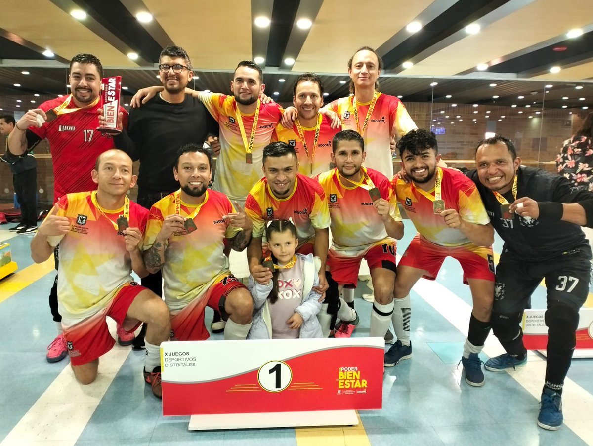 ServicioCivilD's tweet image. Hoy vivimos una jornada llena de adrenalina en la final masculina de fútbol en los X Juegos Deportivos Distritales el #PoderDelBienestar
Así quedó el podio:
🥇 @Educacionbogota 
🥈 @SectorSalud 
🥉 @personeriabta 
¡Talento, deporte y bienestar!
#BogotáMiCiudadMiCasa 💛❤️