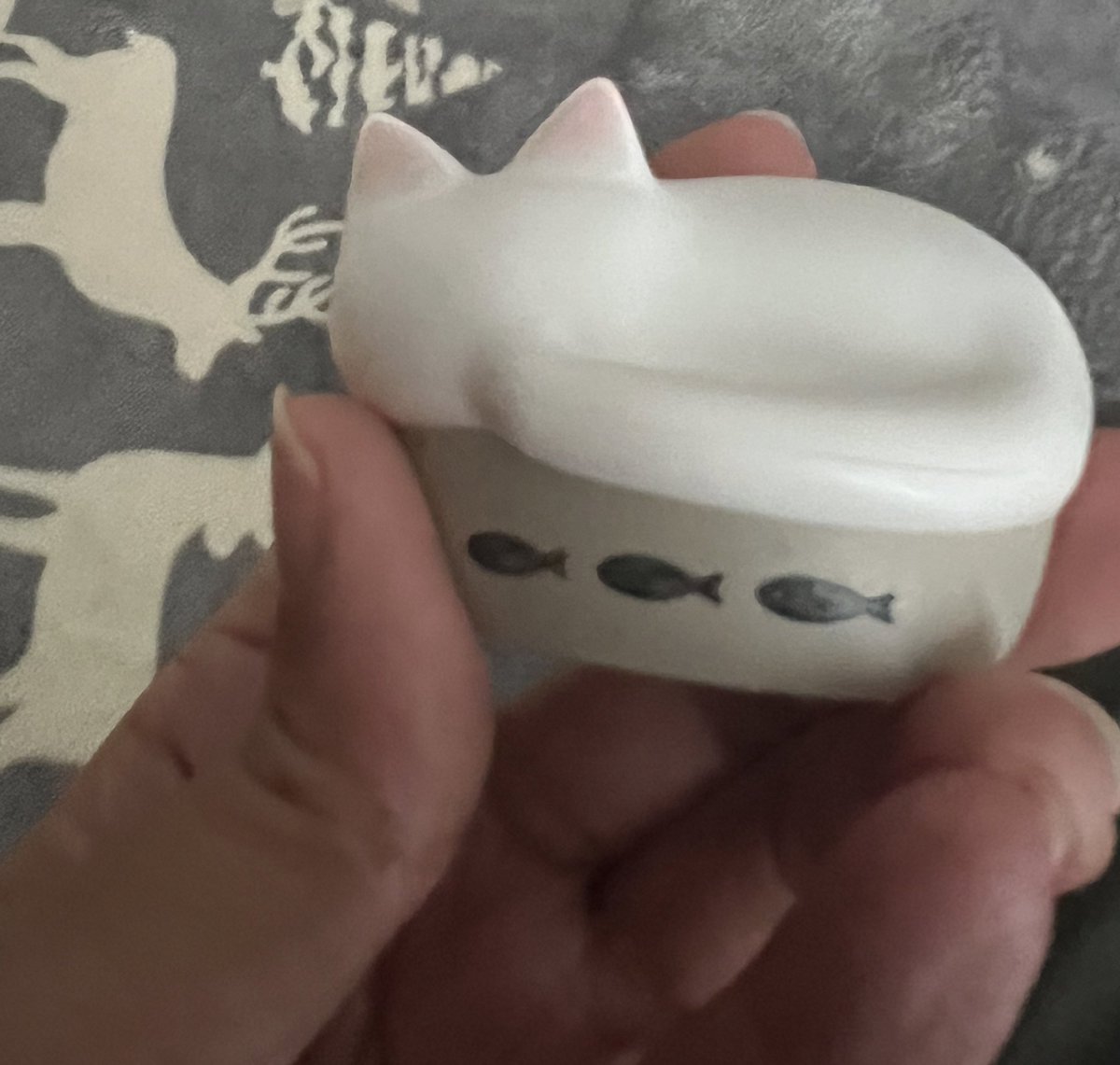 お仕事に行くのに愛用してる猫イヤフォンを「白ちゃんどこ行った？」と探していたら、ポケットの中にあった。

「側にいるよ（ホラー風味）」と言われた気持ち。ちゃんと定位置に戻すね…