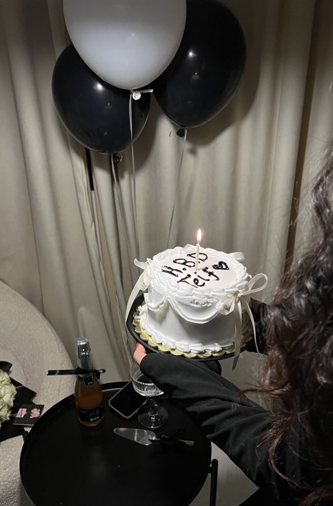 t5lli's tweet photo. اليوم مُختلف ومُستثنى عن باقي الأيام اليُوم يَضم عِيد مِيلادي ، اللّهم السلام لروحي وعامًا مليئاً بما أتمنى🤍.. 
5/19هـ https://t.co/cPvqSszi9i