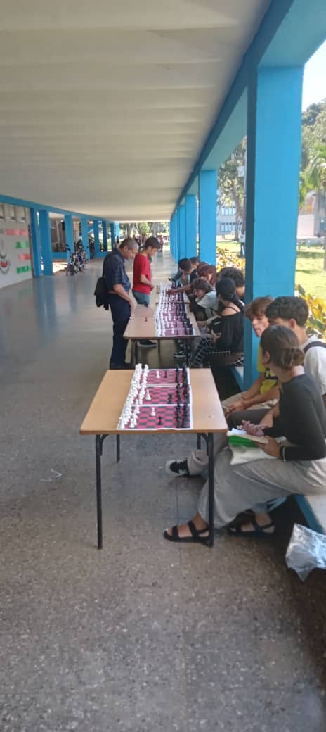 Jaque Mate♟️

La Universidad de Matanzas participó en la Simultánea Nacional de Ajedrez en honor del natalicio de José Raúl Capablanca, demostrando su pasión por este deporte.

#SomosFEU #AquiEstoyYo #DelaTallaDeEcheverría