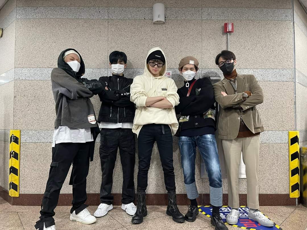 YGFacts_sprt's tweet photo. WINNER x TREASURE 💙🩵

Three years ago, we got adorable photos of Yoon and Mino with the supportive dongsaengs Hyunsuk, Jihoon, Yoshi and Doyoung.

Lovely boys with their lovely hyungs at YOON's Passage Concert!

#WINNER #TREASURE @yg_winnercity @treasuremembers https://t.co/niyxntvNzz