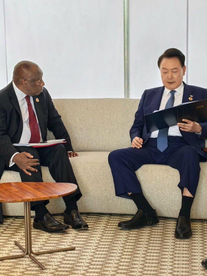 오죽하면 남아공 대통령이 X에 이런 사진을 올렸을까..?
그냥 의전 프로토콜이고 뭐고 다 떠나서, 천박하기 짝이 없는 외교천재 새끼..