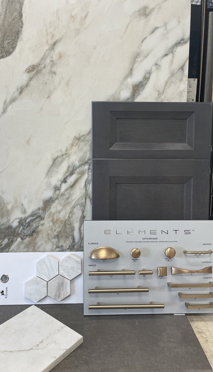 RHollandsDesign's tweet image. Transform your bathroom with these stunning selections! 

My client asked for drama and a wow factor. The warm, earthy tones in this gorgeous Eleganza Calacatta Carve Royal tile was my inspiration. 😍

• Shower Floor: Elysium’s marble hexagon blends beautifully with the wall…