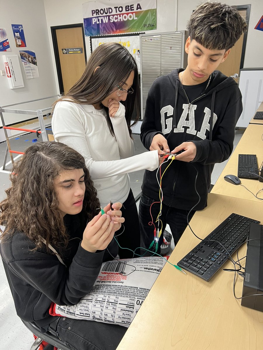 MWieder_AMS's tweet image. 🌟 Start with INPUTS and then Outputs! Learning how microcontrollers ‘listen’ is the first step to amazing creations. Start small, dream big! 🚀 @HAntwine_MS 

#STEM #KidsCoding #Microcontrollers #TechForKids