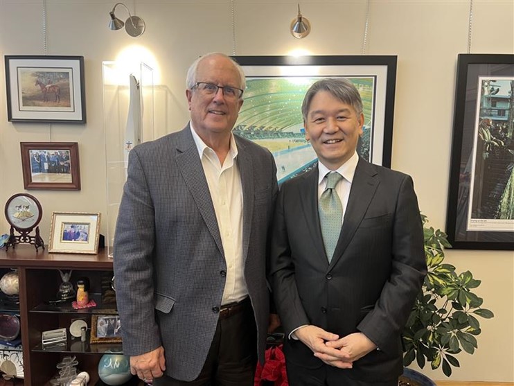 On 11/19, Consul General Takahashi paid a courtesy visit on Richmond Mayor <a href="/malcolmbrodie/">Malcolm Brodie</a>. They discussed topics such as the history of Japanese immigration to Steveston, the activities of the Japanese Canadian community, and the friendly relations between Japan and Richmond.