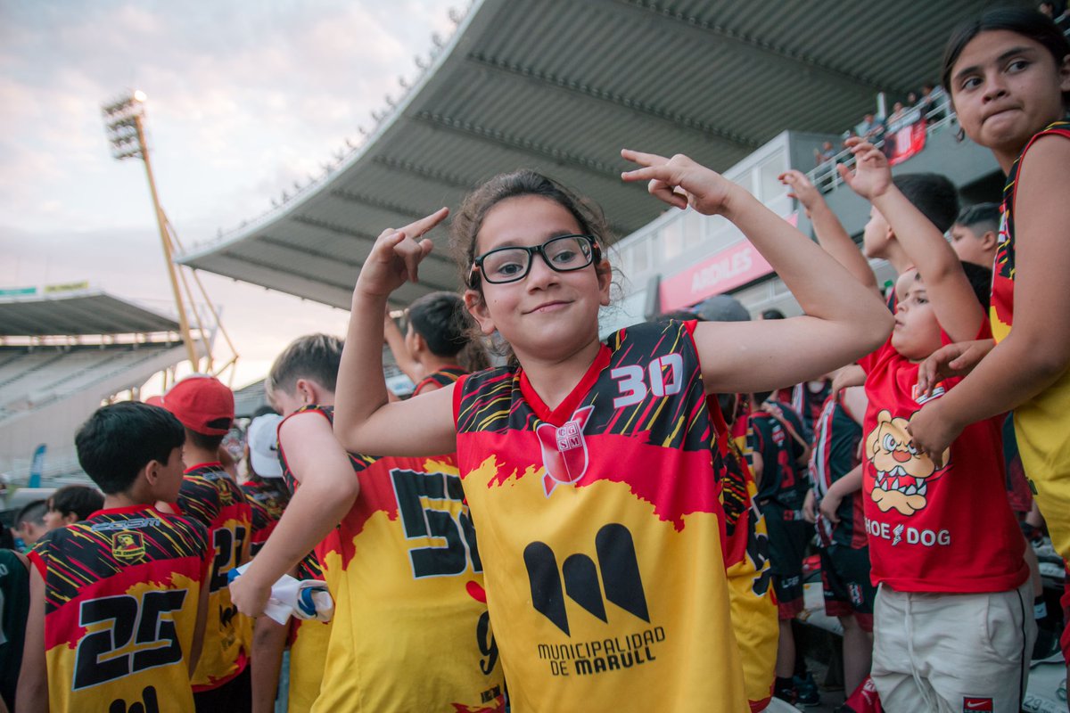 basquetFBPC's tweet photo. DIEZ MIL PERSONAS DISFRUTARON DE LA FIESTA DEL MINI DE LOS 100 AÑOS FBPC

Más de 240 equipos de 120 clubes de todos los rincones de la Provincia y cerca de 10.000 personas se reunieron en el Estadio Kempes para vivir un encuentro inolvidable

🔗https://t.co/kpMpg7GgEI https://t.co/PpYxb4zpyL