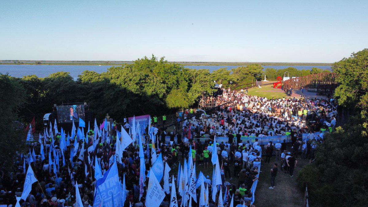 "La soberanía nacional es lo más sensible para nuestro pueblo, digan lo que digan, hagan lo que hagan los vendepatrias que gobiernan la Argentina".

Acompañamos al gobernador <a href="/Kicillofok/">Axel Kicillof</a> en Vuelta de Obligado en el acto por el Día de la Soberanía Nacional🇦🇷