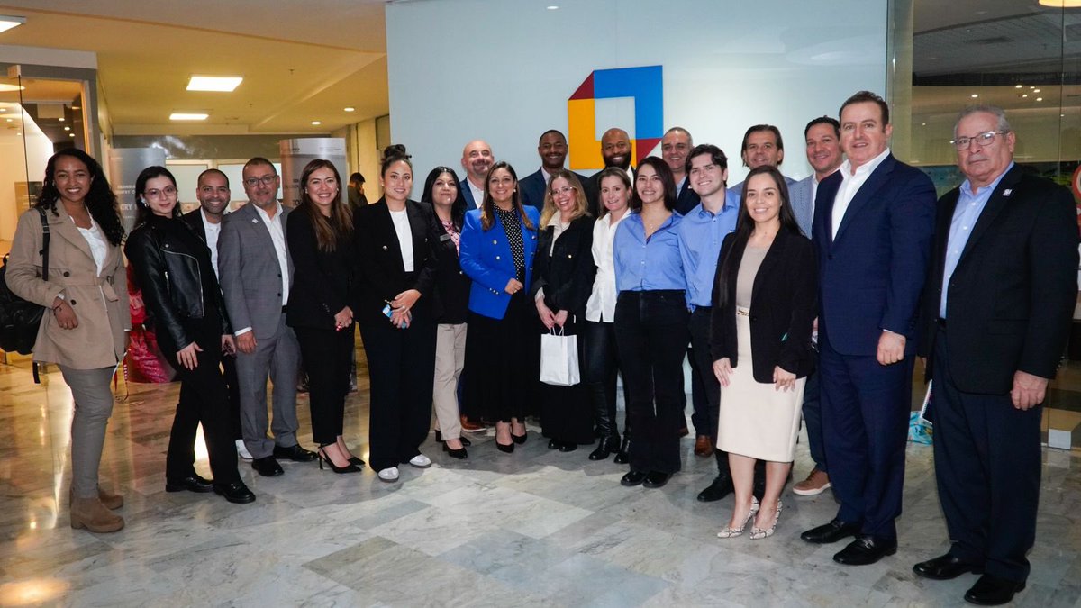 PROCOLOMBIACO's tweet photo. 💼🤝 Esta semana recibimos en Medellín y Bogotá a la misión empresarial de la @ghcc_news, donde 25 participantes, incluidos empresarios, representantes de corporaciones y funcionarios gubernamentales, exploran oportunidades de inversión y colaboración en #ElPaísDeLaBelleza 🇨🇴 para impulsar el crecimiento económico bilateral.