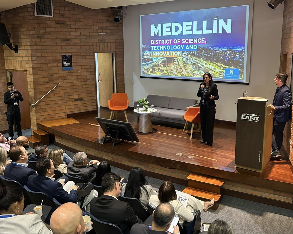 PROCOLOMBIACO's tweet photo. 💼🤝 Esta semana recibimos en Medellín y Bogotá a la misión empresarial de la @ghcc_news, donde 25 participantes, incluidos empresarios, representantes de corporaciones y funcionarios gubernamentales, exploran oportunidades de inversión y colaboración en #ElPaísDeLaBelleza 🇨🇴 para impulsar el crecimiento económico bilateral.
