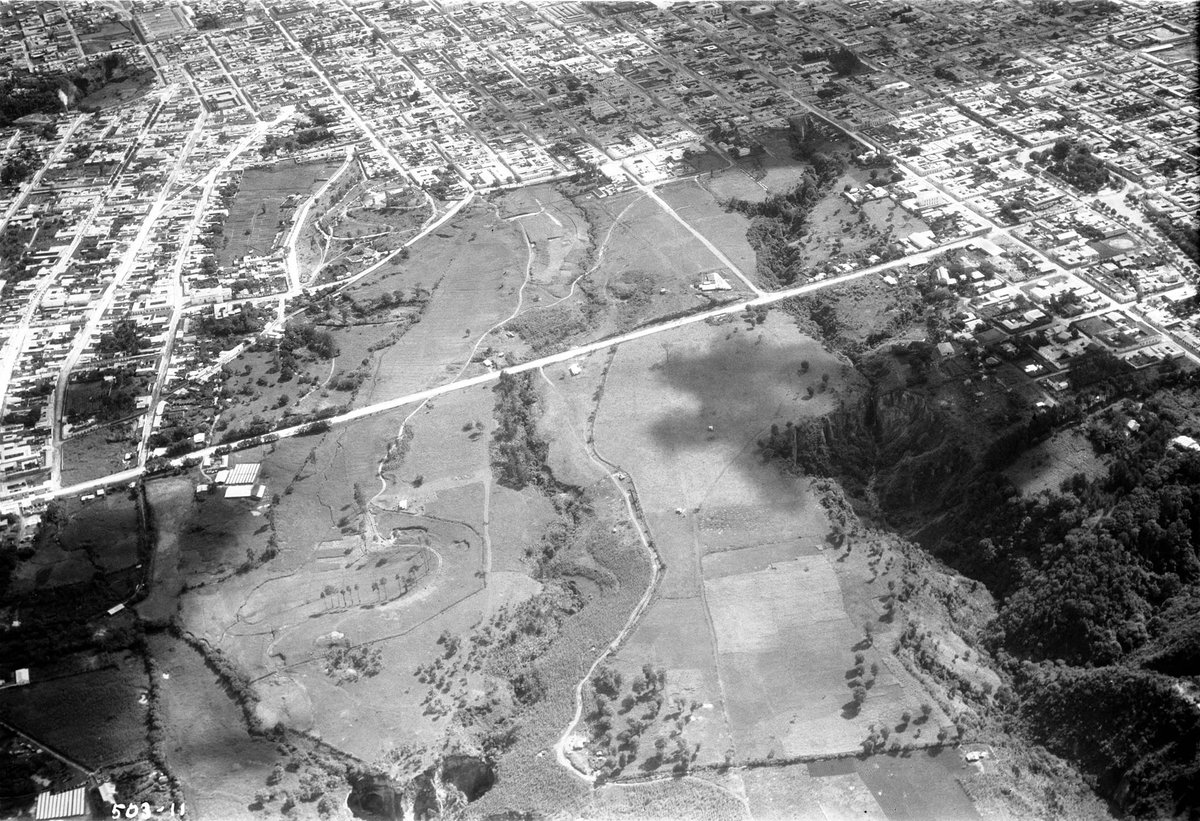 Límite norte de Cd. Guatemala años 30. La línea diagonal es ahora Calle Martí, debajo en despoblado ahora  Ciudad Nueva  así como el Barrio Moderno, ambos en Z.2, a la izquierda los barrios de Candelaria y la Merced, a la derecha Sn. Sebastián y Jocotenango