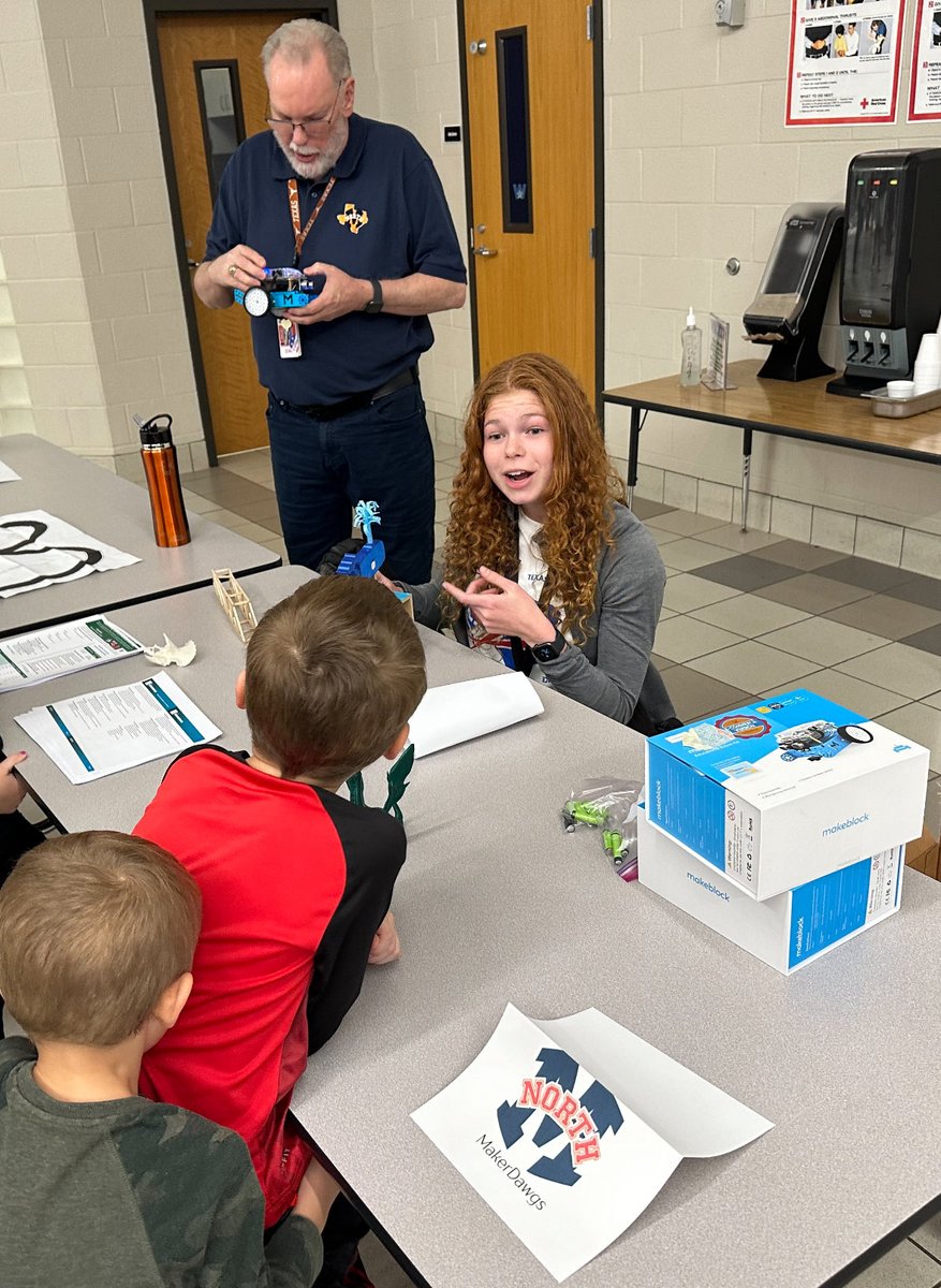 Senior Cali Tyler represents MakerDawgs at Walker Elementary’s STEAM night. ⁦<a href="/McKinneyNorthHS/">McKinney North HS</a>⁩ #ThisIsNorth #curiouscreativeconnected