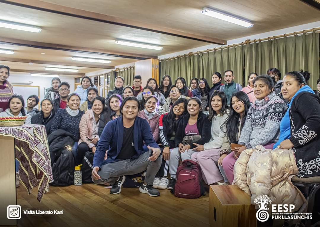 Presentando mi nueva producción discográfica Taki Ñan a los estudiantes de EIB en el aniversario de la EESP Pukllasunchis. En el encuentro reflexionamos sobre la importancia del quechua como identidad, como aquello que nos atraviesa y convoca en cada experiencia de vida.
#takiñan