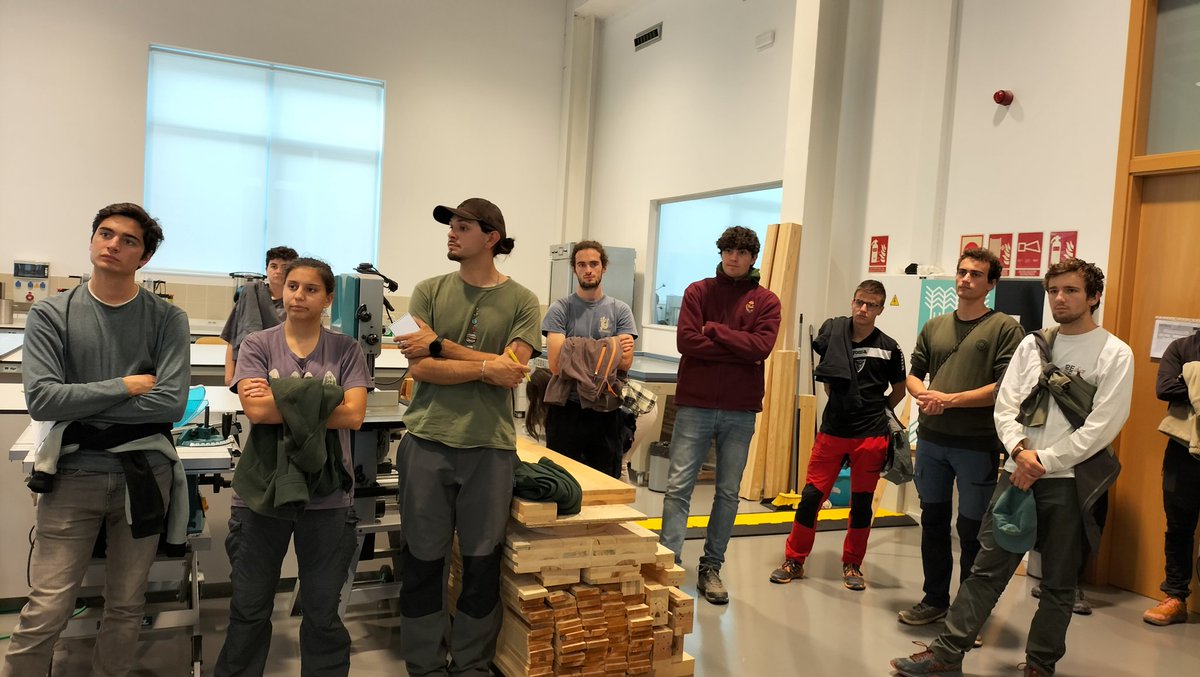 SoniaRoigGomez's tweet photo. @MontesUPM Urban Forestry Innovation Lab #UFIL Cuenca, es un innovador proyecto de fomento del emprendimiento forestal. Más de 25 empresas creadas en el sector forestal: gestión, construcción en madera, educación ambiental. Gracias #UFIL por las explicaciones y los "juegos" en el lab! https://t.co/nzSiyxB6l6