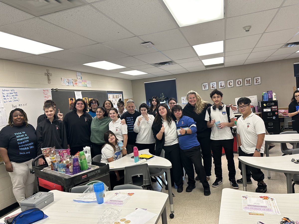 onastanevicius's tweet photo. Today was a good day at work - #fbmindsmatter selling yogurt parfaits to, Eagles bocce team practice with Youth Bocce, and posing with great teachers and friends.  All this is six hours.  Love. https://t.co/uYCdZYCAAc